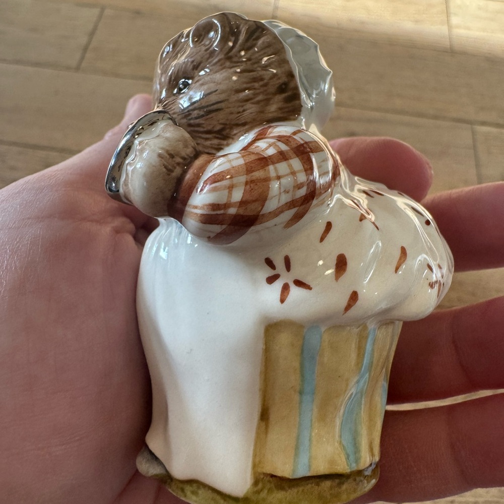 Beatrix Potter Mrs Tiggy Winkle Ceramic Figurine - Picture 3 of 10